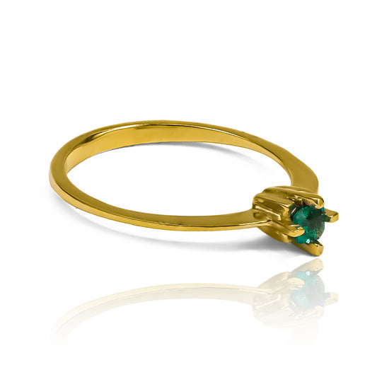Anillo cuchilla style esmeralda de Joyería Caracas. Confeccionado en oro 18k, su diseño inspirado y adornado con esmeraldas es una verdadera obra de arte.