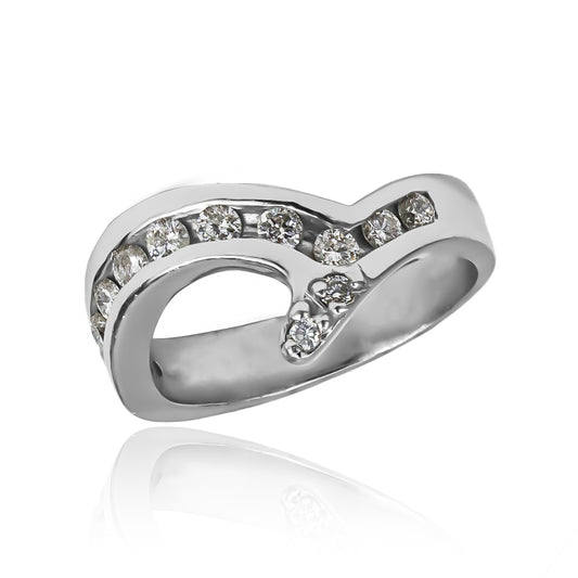 Anillo Diamonds eternal. Hecho con oro de 18 quilates, este hermoso diseño de Joyería Caracas cuenta con un certificado de calidad y garantía de por vida.