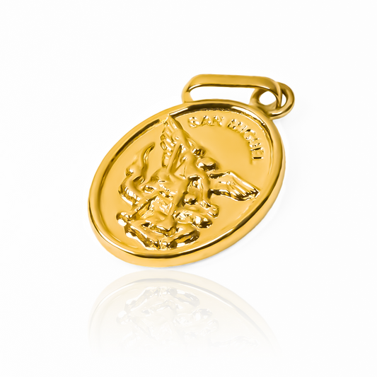 Dije Arcángel San Miguel JT. Confeccionado en oro de 18K por la prestigiosa Joyería Caracas, cuenta con garantía de por vida.