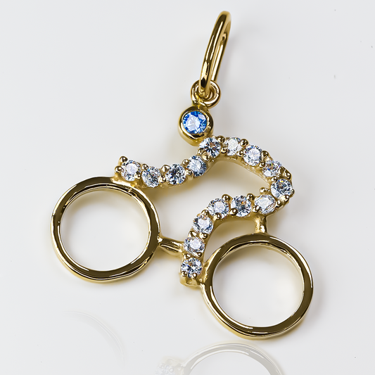 Dije Bici cristales en Oro 18K de la reconocida Joyería Caracas. Con garantía de por vida.