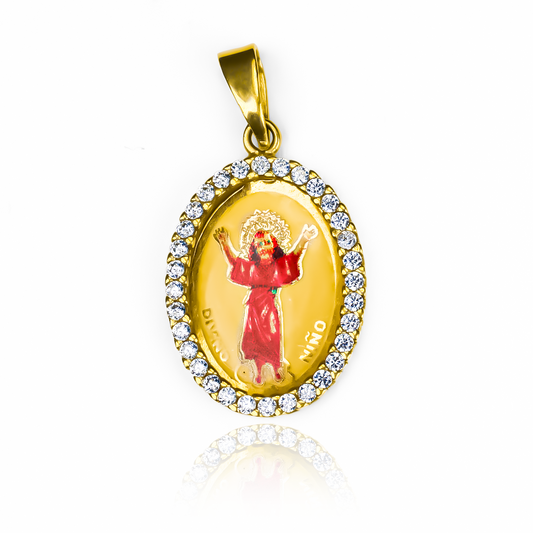 Dije Divino niño RED cristal I. Confeccionado en oro 18K por Joyería Caracas, cuenta con garantía de por vida.