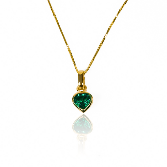 Dije en forma de corazón de esmeralda, hecho a mano con oro de 18 quilates y creado por los expertos en Joyería Caracas. Cuenta con garantía de por vida.