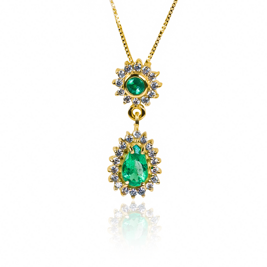 Dije Emerald Drop (Pieza Única), este hermoso dije, hecho de oro 18K por Joyería Caracas, cuenta con garantía de por vida.