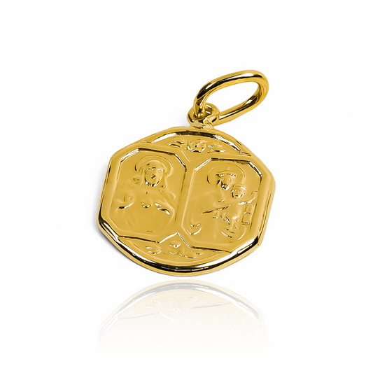 Dije Escapulario JC es una obra de arte en oro de 18K de Joyería Caracas. Con nuestra garantía de por vida.