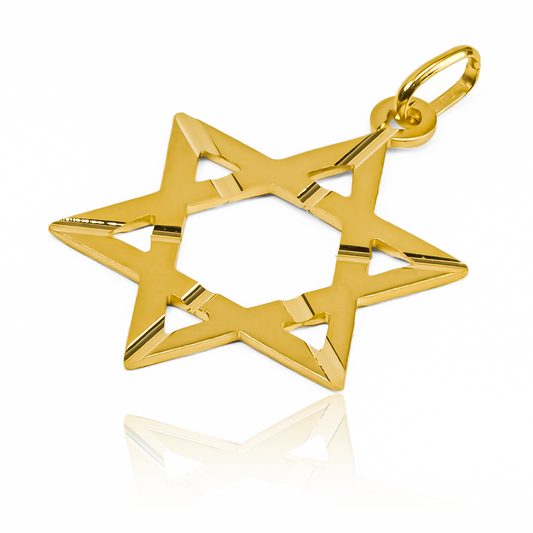 Dije Estrella de David rayos L I, elaborado en Oro 18K y con el sello de calidad de Joyería Caracas. Cuenta con garantía de por vida.