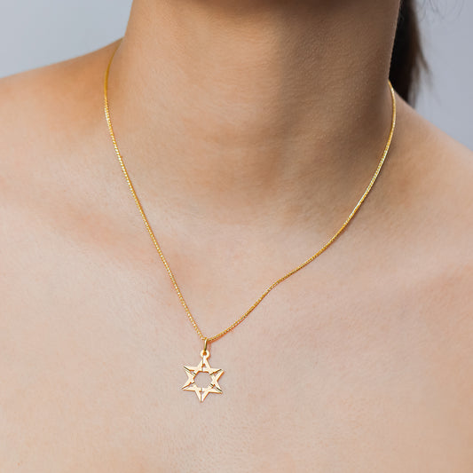 Cuello de mujer con cadena y dije de Estrella de David en oro amarillo de 18 quilates, hecho en Joyería Caracas.
