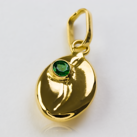 Dije Grano de café L cristal green JT. Hecho con oro 18K de Joyería Caracas, cuenta con garantía de por vida.