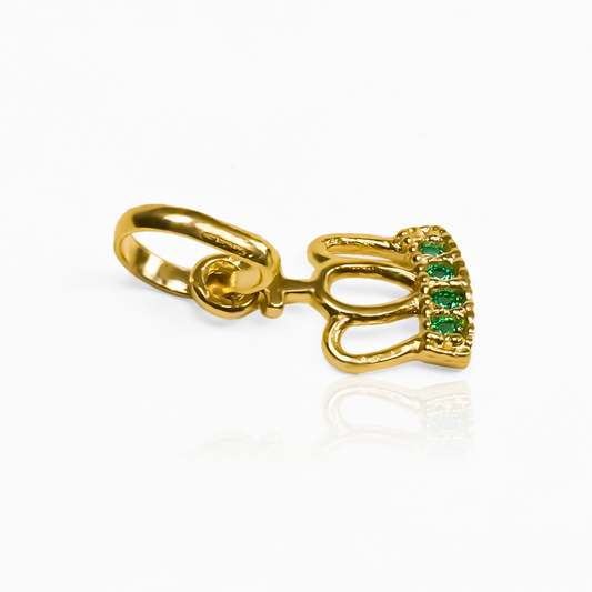 Dije Green Crown S JT es la joyería perfecta para aquellos que aprecian el lujo y la exclusividad. Con su oro 18K y la garantía de por vida en Joyería Caracas.