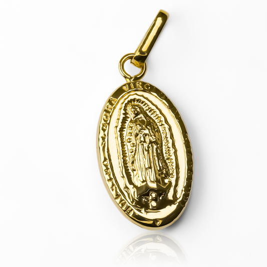 Introduzca sofisticación y exclusividad a su guardarropa con los Dije Guadalupe long JT. Confeccionados en Oro 18K por Joyería Caracas, estos dijes son un símbolo de estilo y elegancia. Con garantía de por vida, aseguran una inversión duradera y con clase.