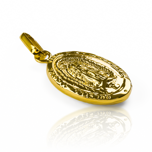 Introduzca sofisticación y exclusividad a su guardarropa con los Dije Guadalupe long JT. Confeccionados en Oro 18K por Joyería Caracas, estos dijes son un símbolo de estilo y elegancia. Con garantía de por vida, aseguran una inversión duradera y con clase.