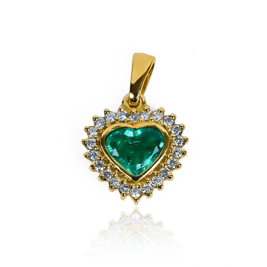 Dije Heart. Con una piedra preciosa de esmeralda y diamantes en un soporte de oro 18K, esta joya de Joyería Caracas ofrece garantía de por vida.