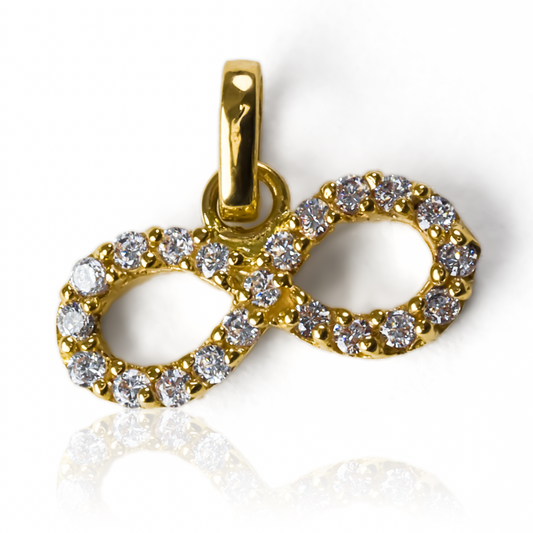 Dije Infinito J cristales, Fabricado por Joyería Caracas en oro 18k, el cual cuenta con garantía de por vida.
