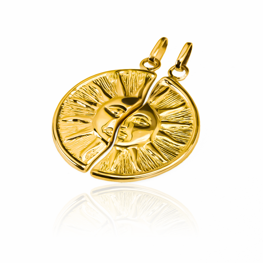 Descubre la elegancia que te ofrece nuestro Dije La otra Mitad del Sol, elaborado con Oro 18K y con el sello de calidad de Joyería Caracas. Garantizado para toda la vida, un tesoro que siempre te acompañará.