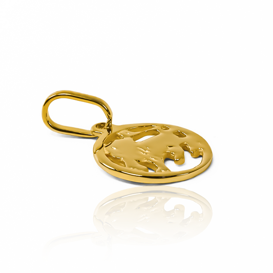 Dije Leo. Fabricado en oro de 18 quilates por la prestigiosa Joyería Caracas. Con una garantía de por vida.