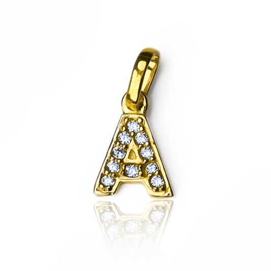 Dije Letra A crystal mini JT. Con un chapado de Oro 18K, es una pieza de joyería de alta calidad de Joyería Caracas. Además, ofrecemos una garantía para toda la vida.