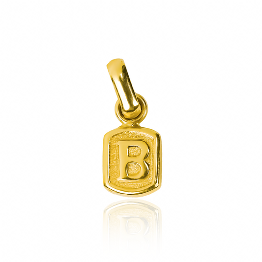 Dije Letra B square JC es un verdadero tesoro con su exquisita letra B cuadrada en oro 18K. Cuenta con garantía de por vida.
