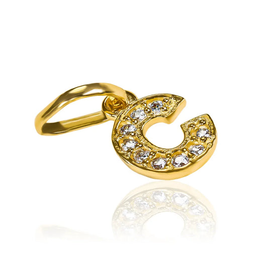 Dije Letra C crystal mini JT. Hecho de oro 18K y elaborado por Joyería Caracas, cuenta con garantía de por vida.