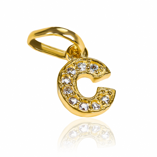 Dije Letra C crystal mini JT. Hecho de oro 18K y elaborado por Joyería Caracas, cuenta con garantía de por vida.