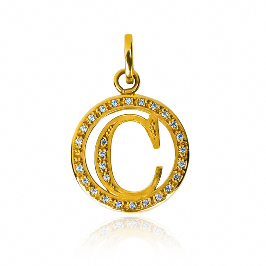 Dije Letra C party cristal JC. Elaborado en oro 18K por la prestigiosa Joyería Caracas, cuenta con garantía de por vida.