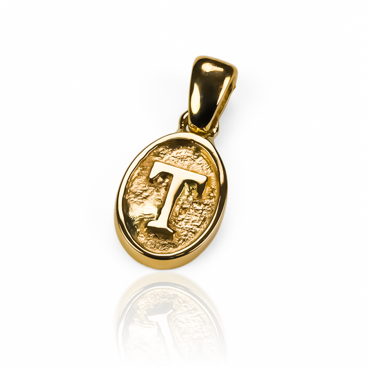 Dije en forma de óvalo con la letra 'S', hecho de oro 18K de alta calidad. Producido por Joyería Caracas y con una garantía para toda la vida.