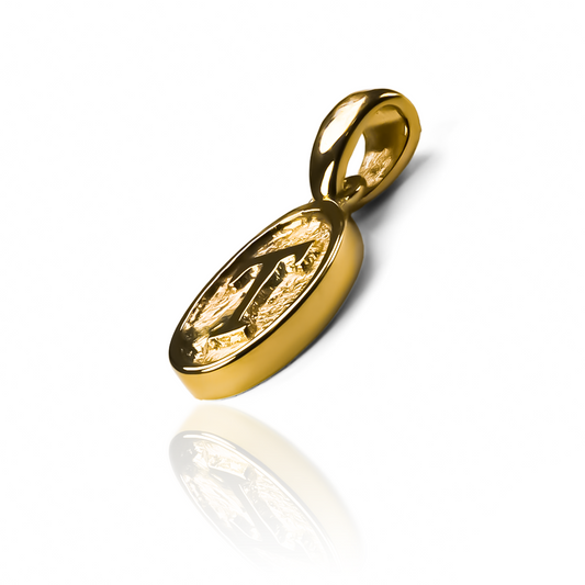 Dije en forma de óvalo con la letra 'S', hecho de oro 18K de alta calidad. Producido por Joyería Caracas y con una garantía para toda la vida.