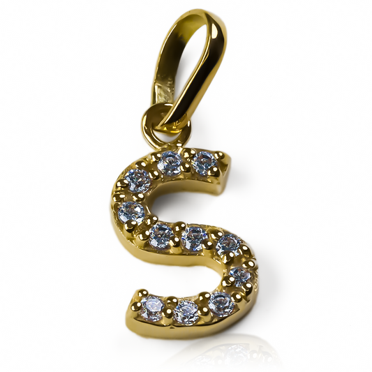 Dije Letra S crystal JC. Elaborado con Oro 18K y diseñado por Joyería Caracas, este dije ofrece la garantía para toda la vida.