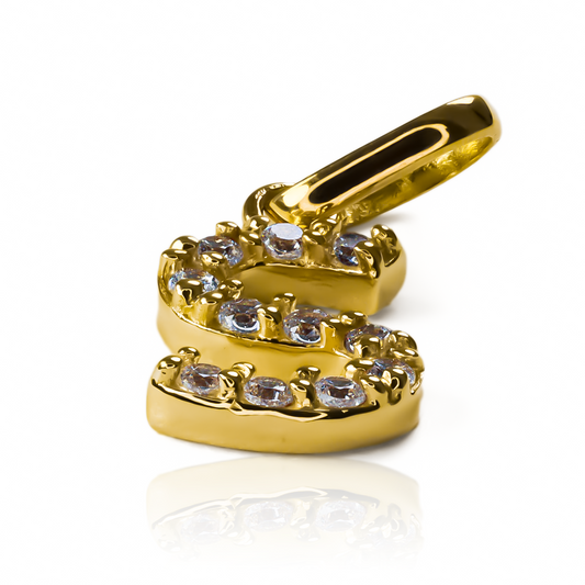 Dije Letra S crystal JC. Elaborado con Oro 18K y diseñado por Joyería Caracas, este dije ofrece la garantía para toda la vida.