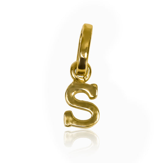 Dije de la letra S mini JC está elaborado con oro de 18K. Hecho por Joyería Caracas, con garantía para toda la vida.