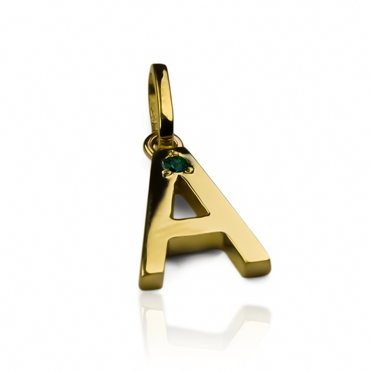 Dije Letra cristal JC está elaborada en oro 18K con un elegante acabado de Joyería Caracas. Cuenta con garantía de por vida.