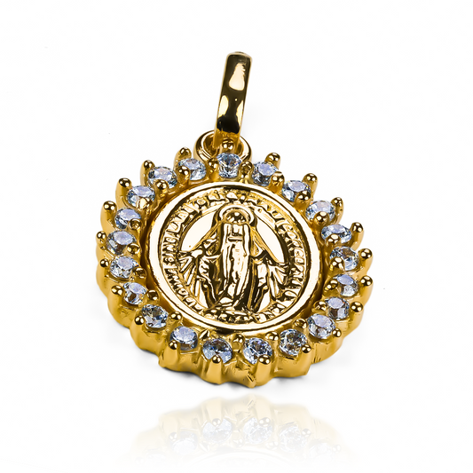 Dije Milagrosa crystal L JT es una joya de lujo hecha de oro 18K por Joyería Caracas. Cuenta con una garantía de por vida.