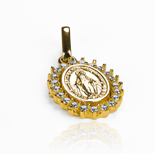 Dije Milagrosa crystal M JT. Este hermoso dije está hecho con Oro 18K y cuenta con la garantía de por vida de Joyería Caracas.