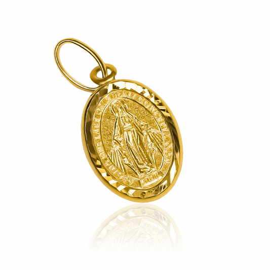 Dije Milagrosa marco diamantado M I de Joyería Caracas, fabricado en oro 18k, cuenta con garantía de por vida.