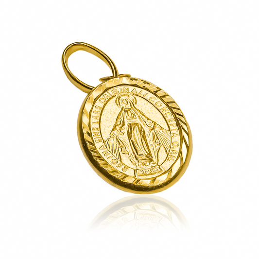 Dije Milagrosa marco diamantado M I de Joyería Caracas, fabricado en oro 18k, cuenta con garantía de por vida.