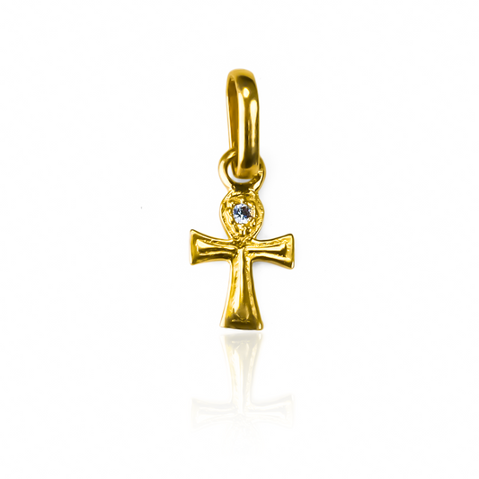 Dije de la marca JT destaca por su elegante mini cruz egipcia en oro 18K. Confeccionado por Joyería Caracas, su garantía para toda la vida asegura su calidad y durabilidad.