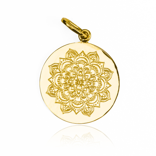 Descubre la elegancia y exclusividad de nuestro Dije Placa Personalizable Mandala. Fabricado en Oro 18K de la mejor calidad por expertos en Joyería Caracas, este símbolo de vida y equilibrio te acompañará para siempre con nuestra garantía vitalicia. Personaliza tu estilo con este detalle único.