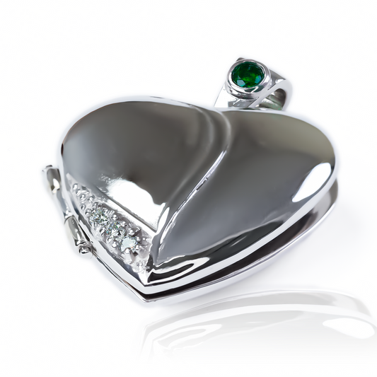 El Dije Relicario corazón de oro de 18K es una joya de la exclusiva Joyería Caracas. Con una preciosa esmeralda y diamantes, esta pieza elegante y sofisticada es una garantía de por vida. Luce con estilo y distinción con este símbolo de amor y lujo.