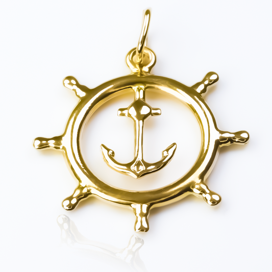 Joyas de oro 18K de Joyería Caracas diseñadas con un dije de rueda de timón y ancla. Cuenta con garantía de por vida.