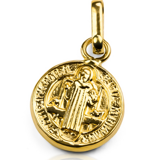 Dije San Benito XL JT ofrece un toque de elegancia con su baño de oro de 18K y su diseño exclusivo de Joyería Caracas, viene con una garantía de por vida.