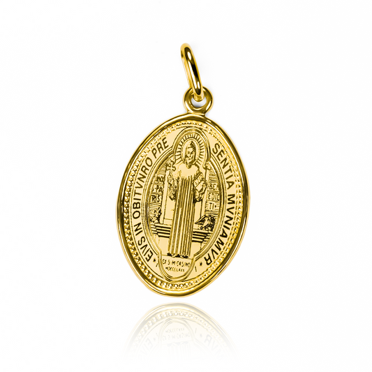Dije San Benito laser oval M I. Confeccionado en oro 18K de la prestigiosa Joyería Caracas, cuenta con garantía de por vida.
