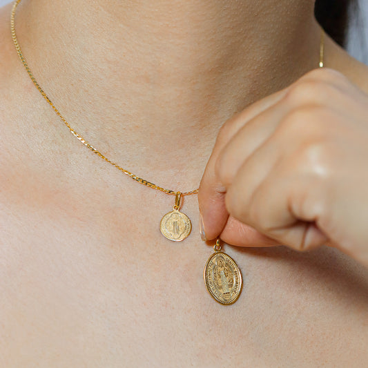 Cuello de mujer con cadena y dije de San Benito grabado en laser en oro amarillo de 18 quilates, hecho en Joyería Caracas.