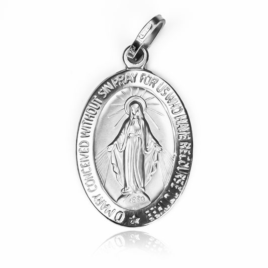 Dije de la Virgen milagrosa, hecho de oro blanco 18K por Joyería Caracas. Con garantía de por vida.