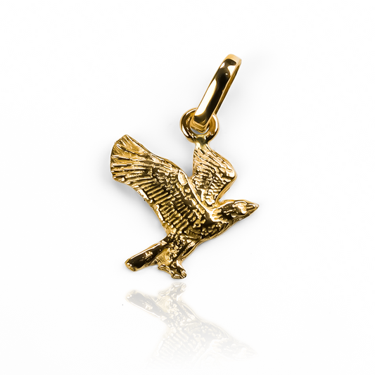 Dije Águila mini JC, una obra maestra de Joyería Caracas con un elegante diseño en oro 18K. Cuenta con garantía de por vida.