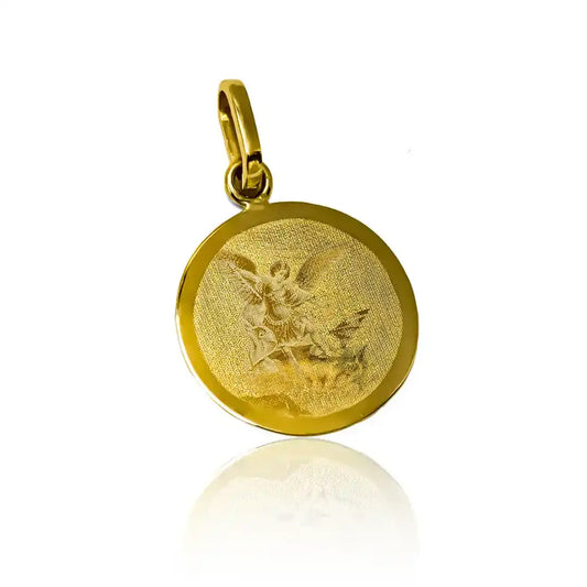 Dije placa San Miguel fotograbado en oro 18K de la reconocida Joyería Caracas. Con garantía para toda la vida.