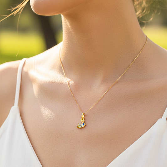 Cuello de modelo usando una cadena con un dije en forma de conejo en oro amarillo de 18 quilates con cristales de Joyería Caracas.