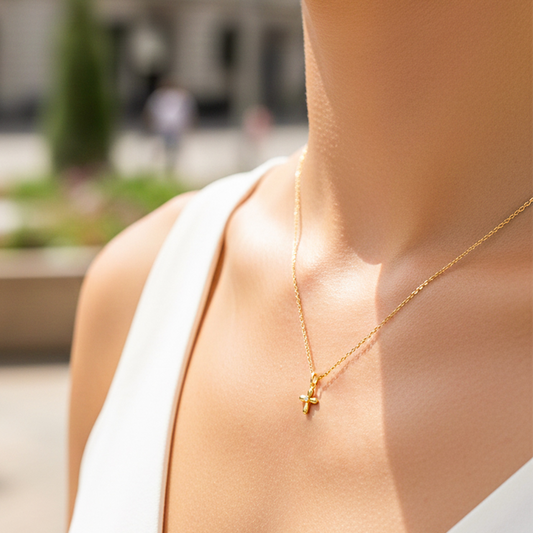 Cuello de modelo usando una cadena con un dije en forma de corazón soplado en oro amarillo de 18 quilates con cristal de Joyería Caracas.