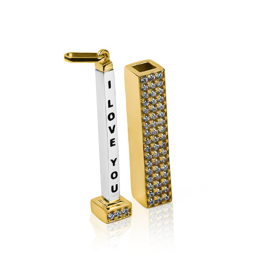 Dije Epígrafe JC elaborado por Joyería Caracas en oro 18K, cuentan con garantía de por vida, este dije es una inversión en estilo y calidad.