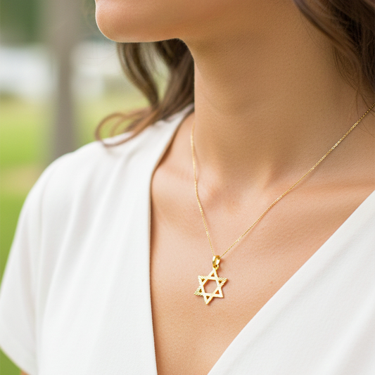Cuello de modelo usando una cadena con un dije en forma de Estrella de David en oro amarillo de 18 quilates de Joyería Caracas.