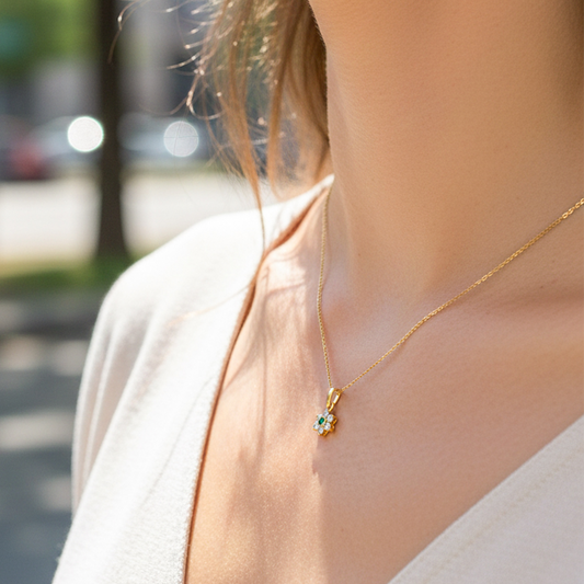Cuello de modelo usando una cadena con un dije en forma de flor en oro amarillo de 18 quilates con cristales de Joyería Caracas.