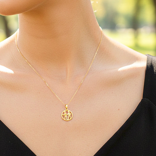 Cuello de modelo usando una cadena con un dije del signo zodiacal de Geminis en oro amarillo de 18 quilates de Joyería Caracas.