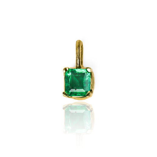 Dije Silent Spin square elaborado en oro 18K por Joyería Caracas, cuentan con certificado de calidad y garantía para toda la vida.